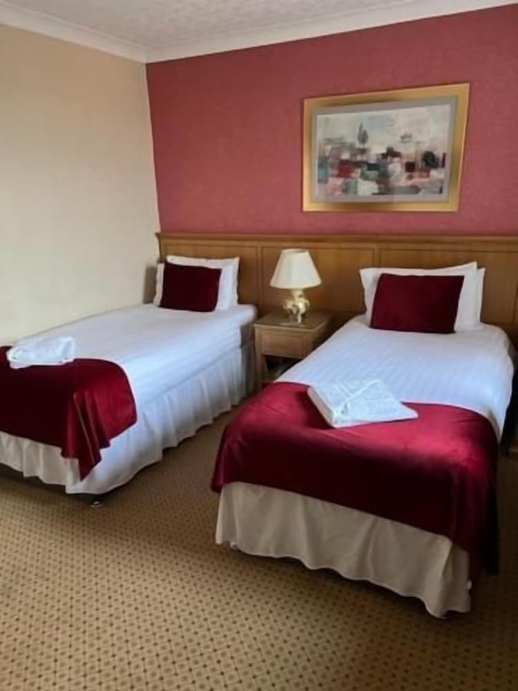 Caledonian Hotel 6/34