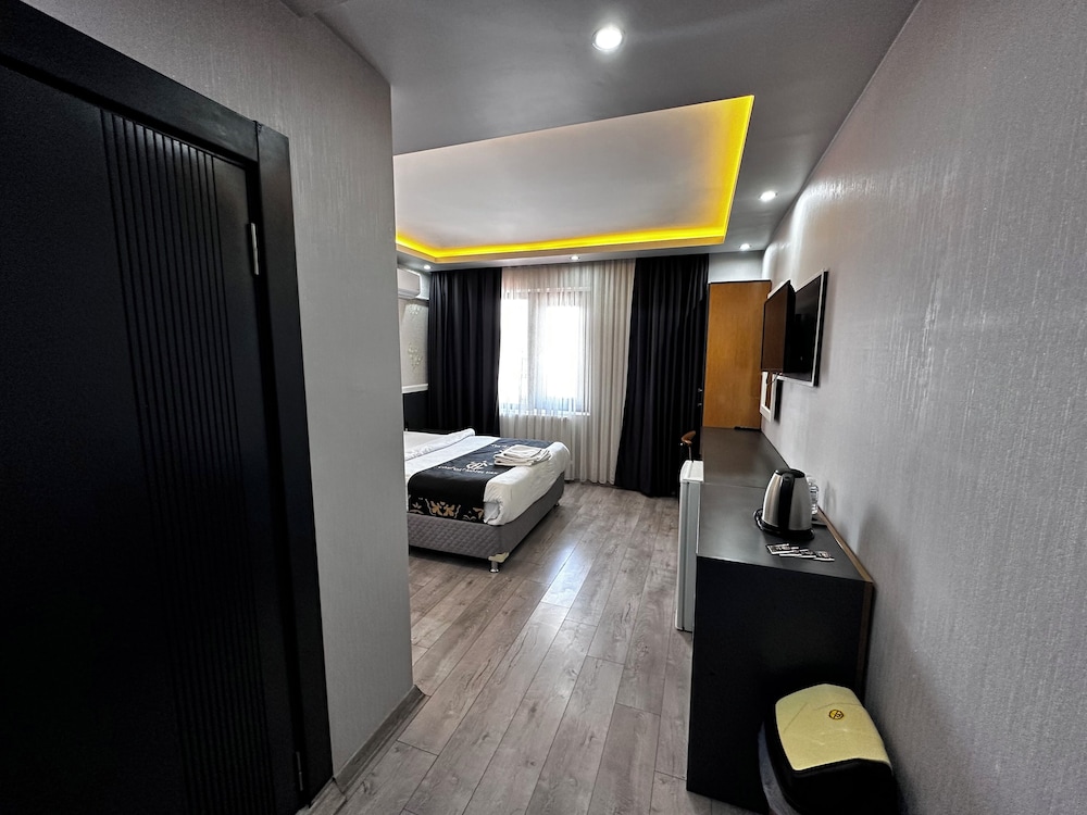 Comfort Suites Hotel 27/50
