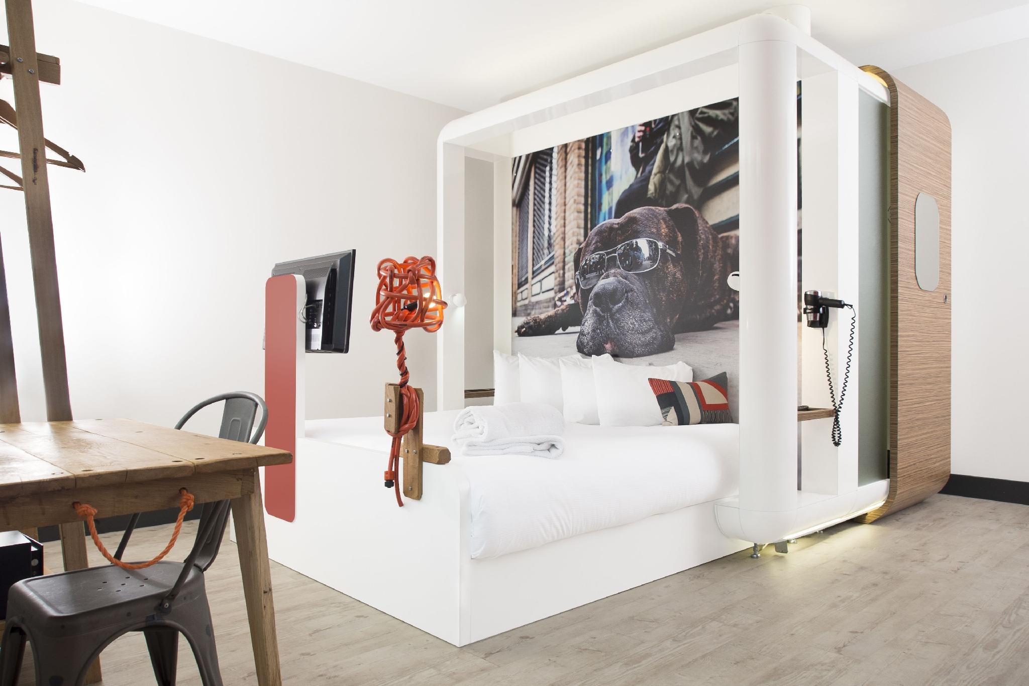 Plush Room, Sofa