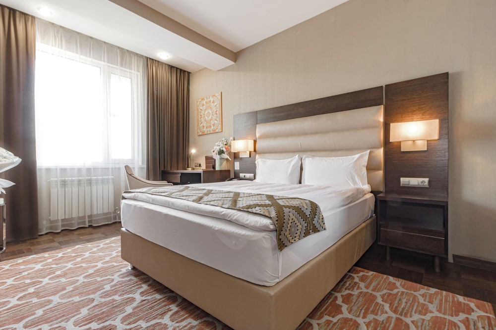 STANDARD, QUEEN BED