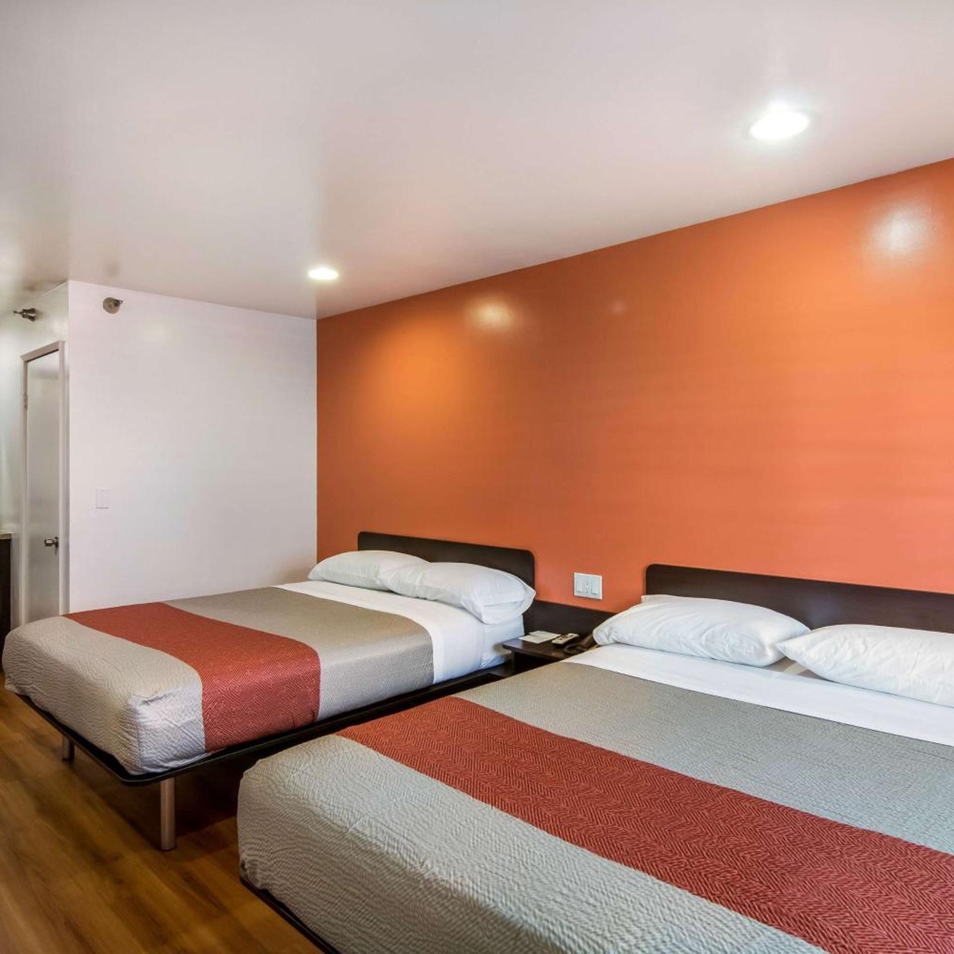 2 King Beds - Non-Smoking, Micfridge