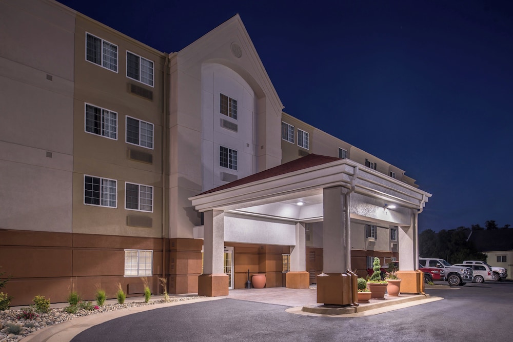Candlewood Suites Topeka 43/49