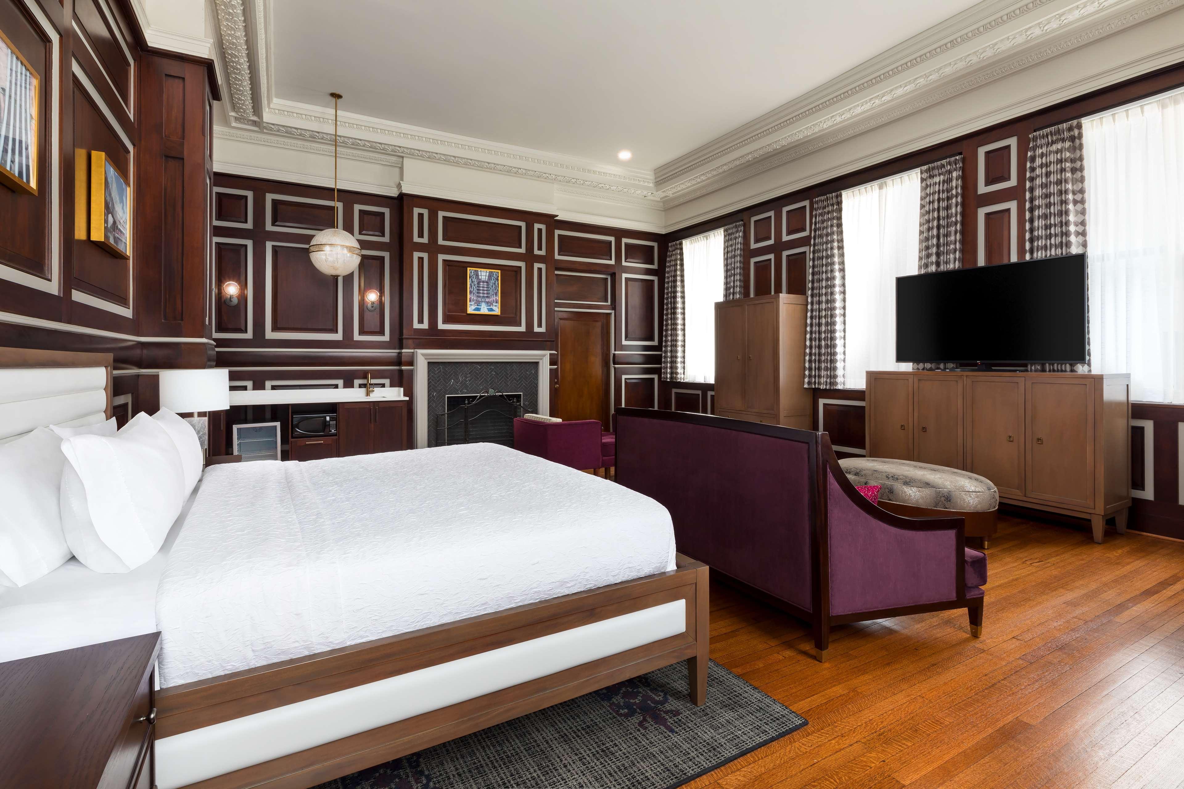 EXECUTIVE, STUDIO, SUITE, KING BED, LIVING AREA