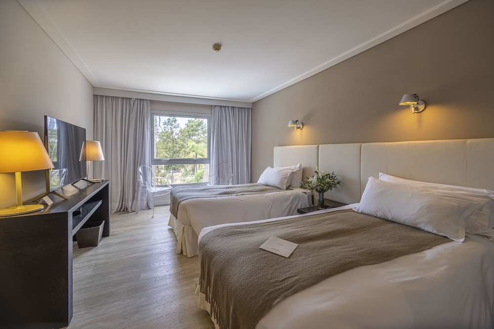 LUXURY, DOUBLE OR TWIN BED