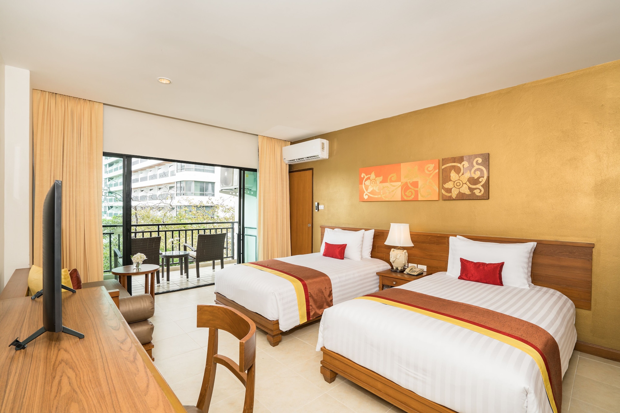 Deluxe, Twin Beds, Side Sea View