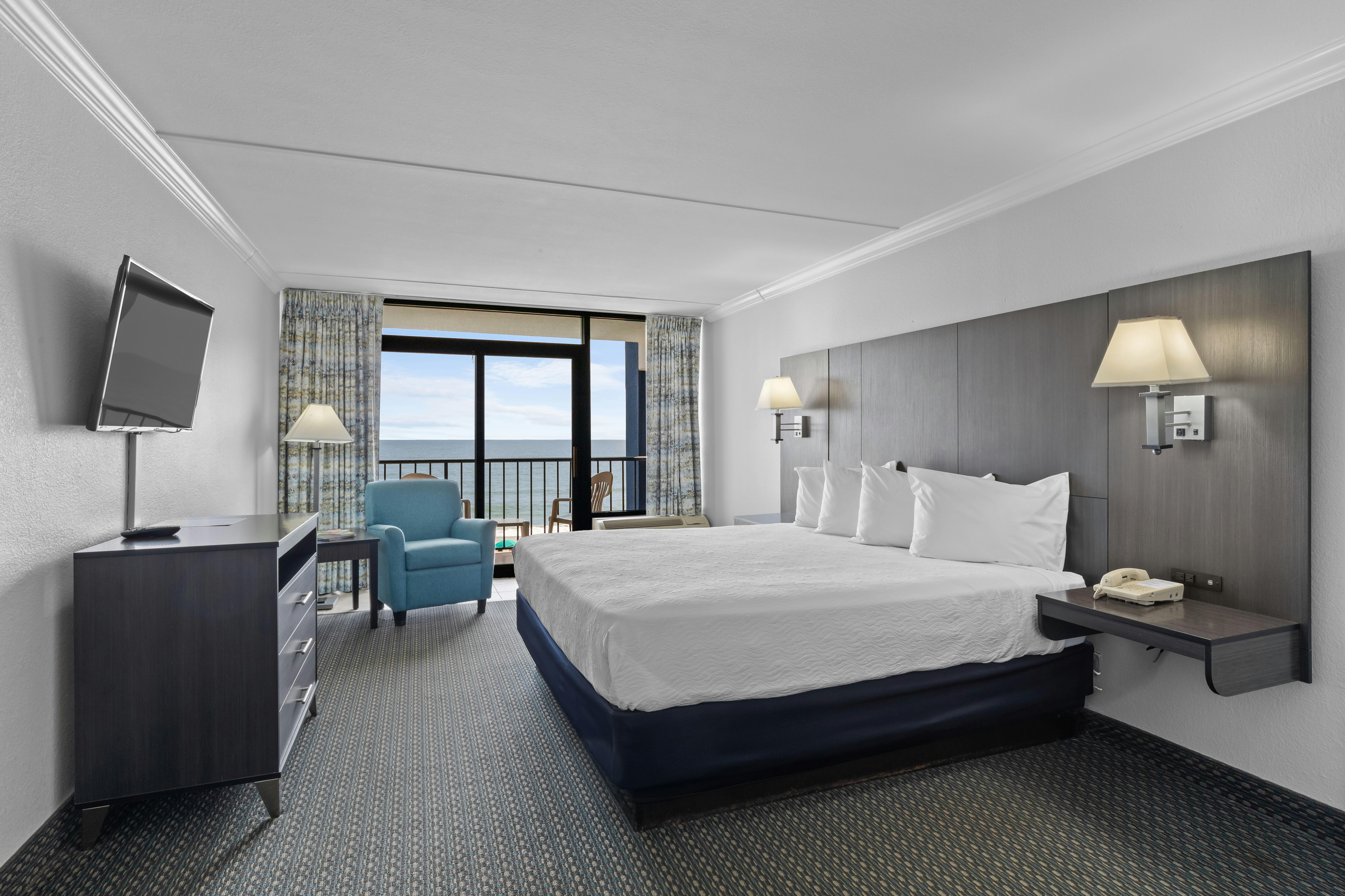 Grande Shores Ocean Resort 27/84