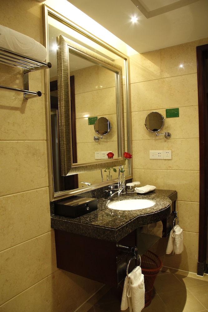 Royal Marina Plaza 54/60