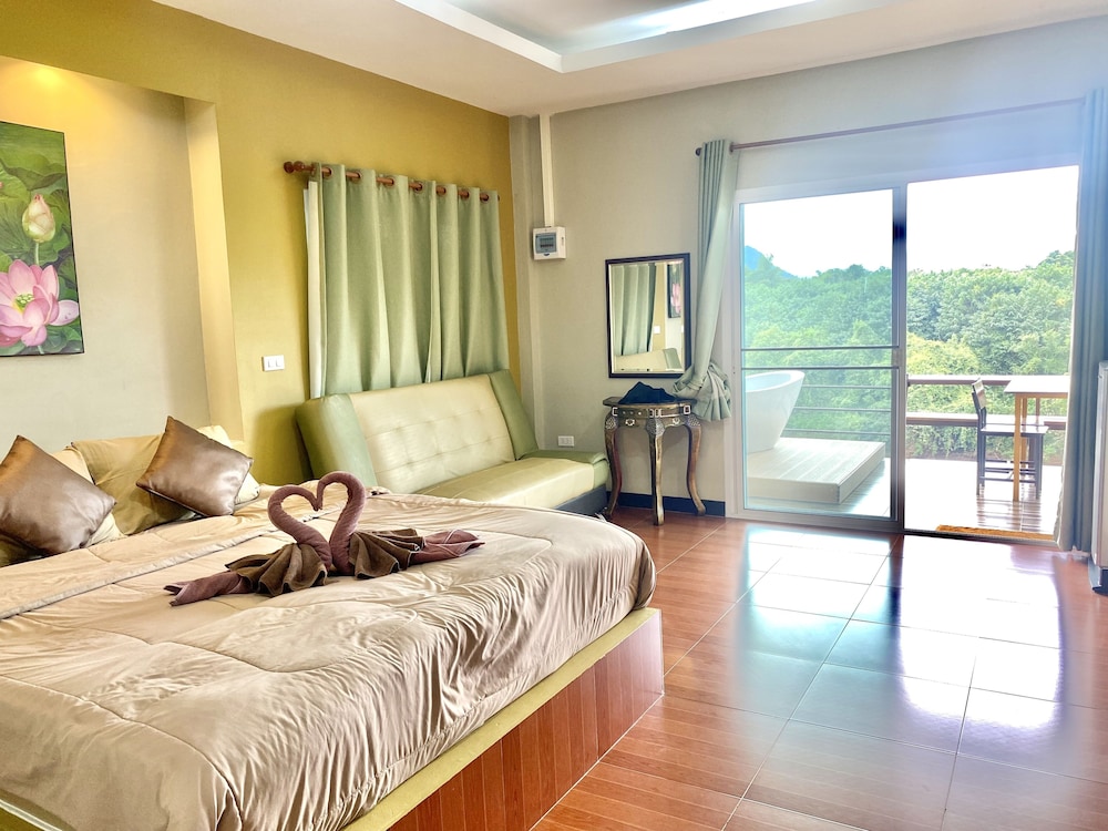 DELUXE, KING BED, RIVER VIEW