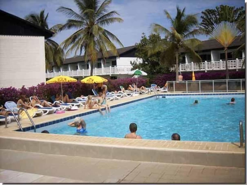 Bungalow Beach Hotel 43/58