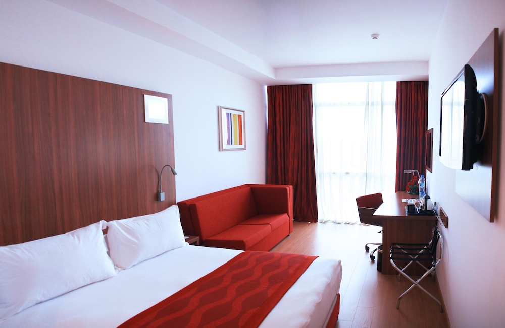 Room, Queen Bed, Mountain Side