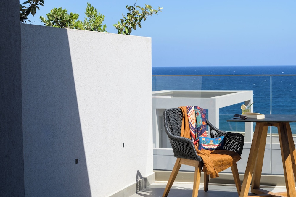 Castelo Boutique Suites by the sea 12/76