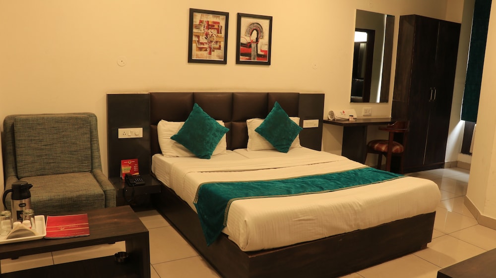 Oyo Rooms Ludhiana Railway Station Clock Tower 35/50