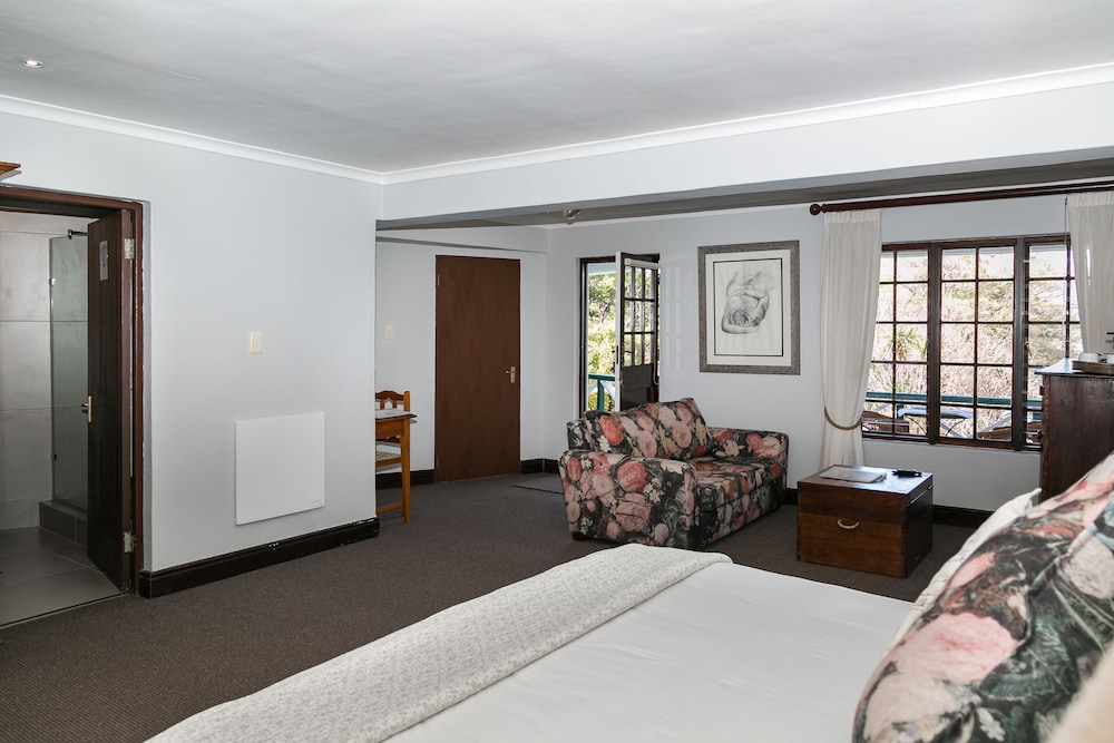 Hide Away Guest House 35/70