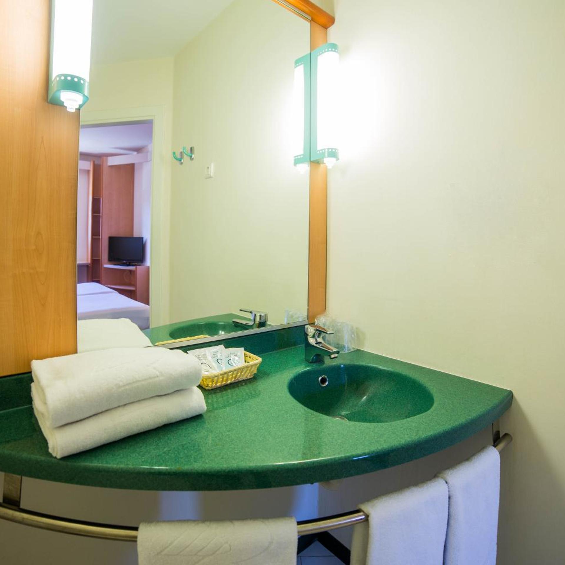 Iris Hotel 42/59