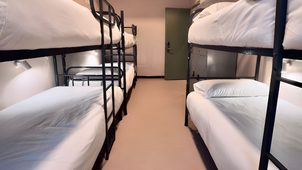 PRIVATE, 4 BEDS, SHARED BATHROOM