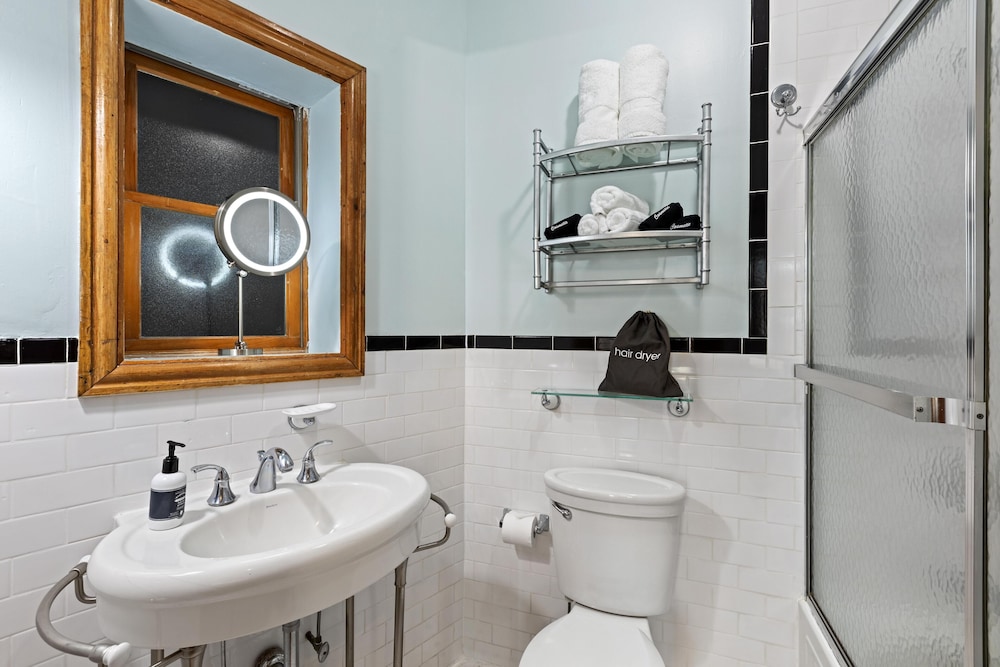 Blue Moon Boutique Hotel 48/50