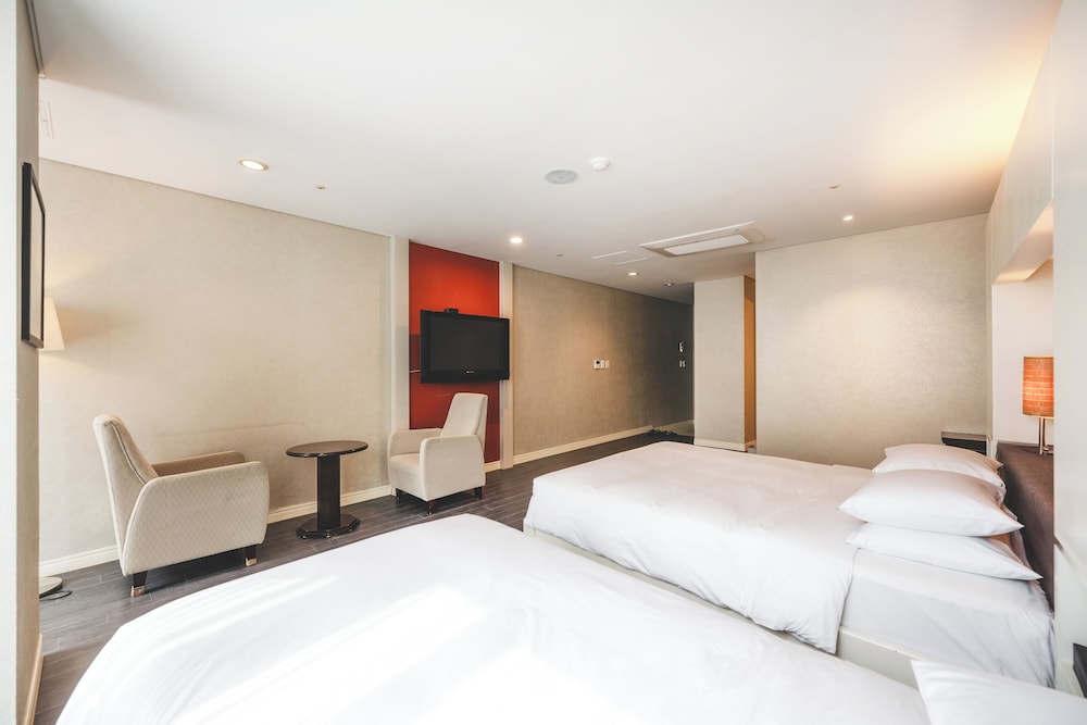 Sunset Hotel 12/50