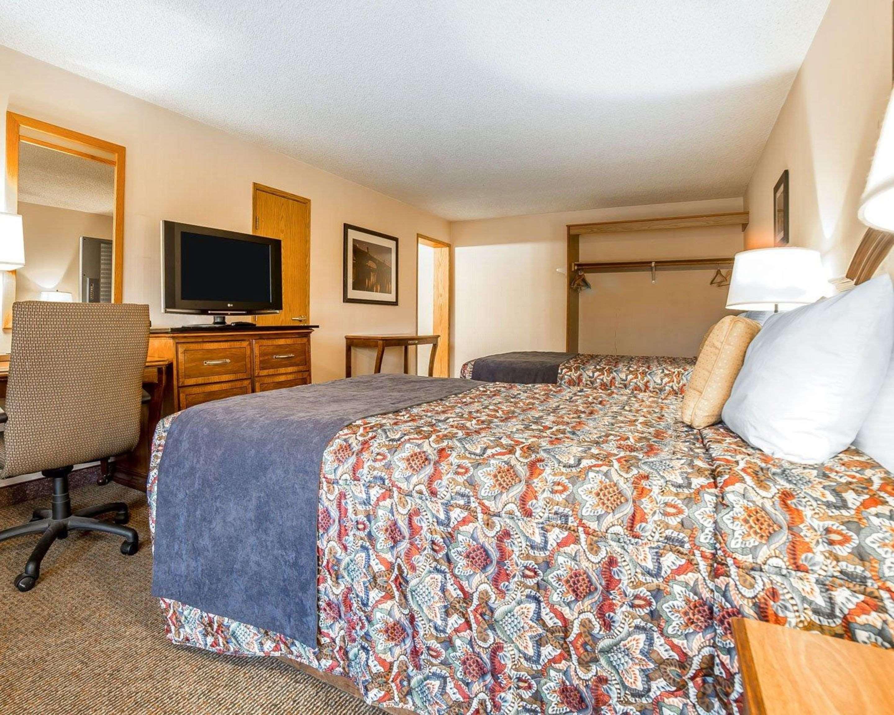 Room, Double Bed, Rodeway Inn Baker City 2/5