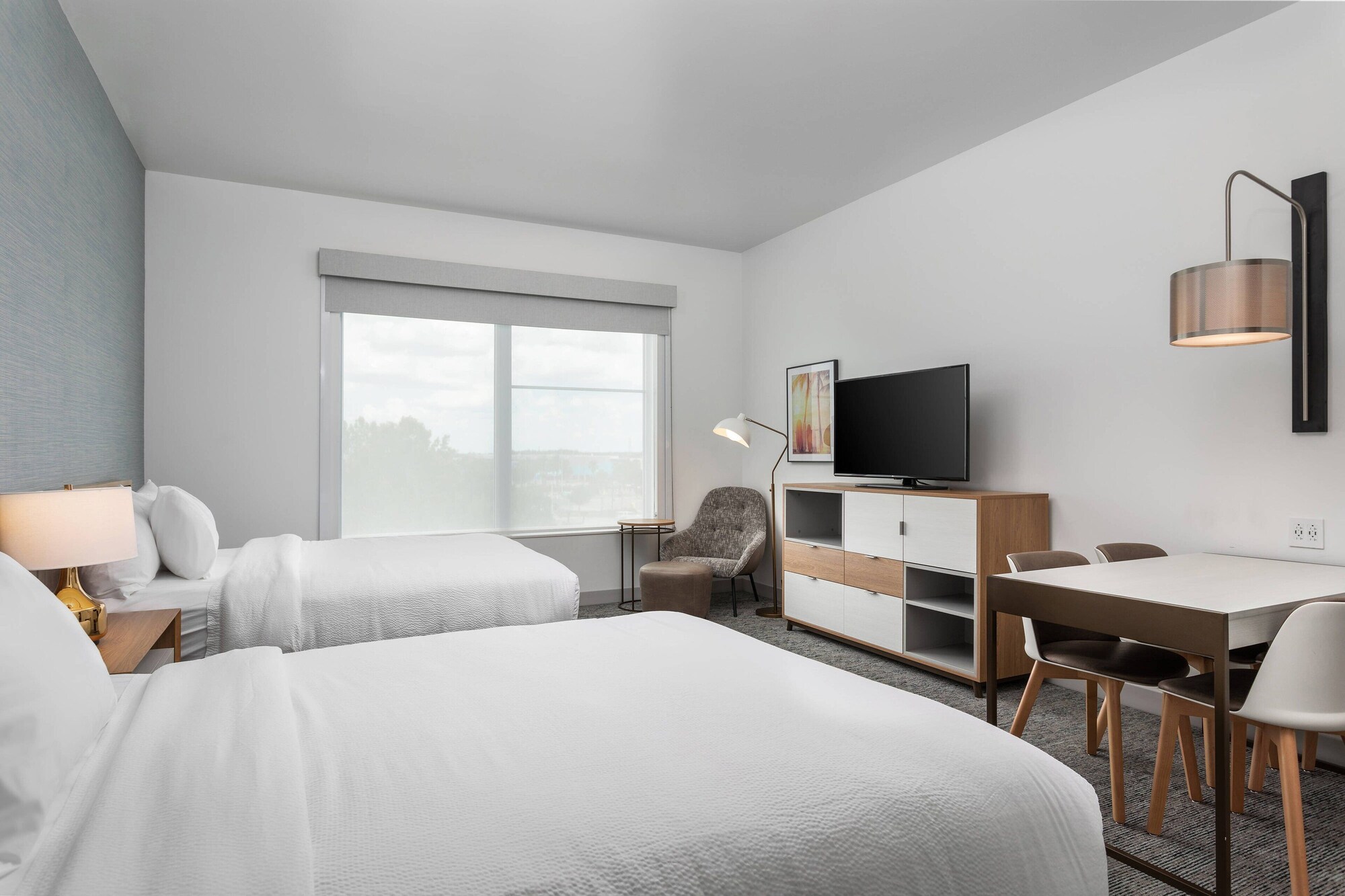 studio, 2 queen beds