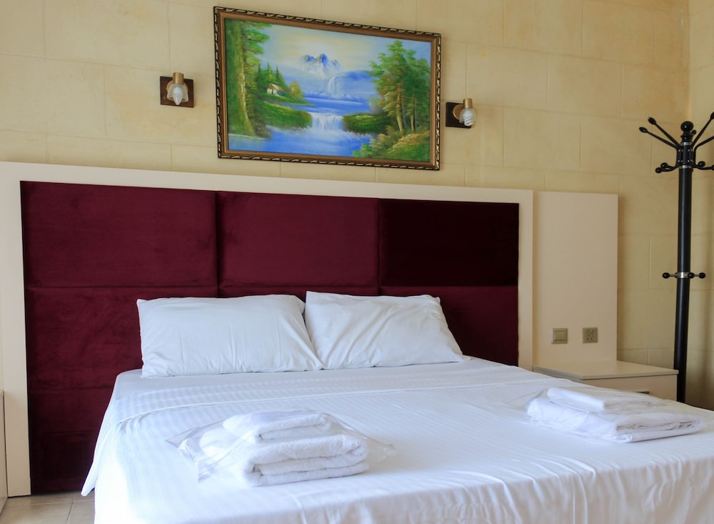 Lapida Garden Hotel 12/48