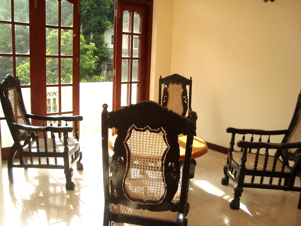 Layathraa Hotel And Restaurant 52/62