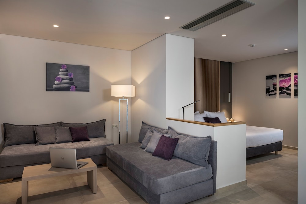 Trianon Luxury Apartments and Suites 59/74