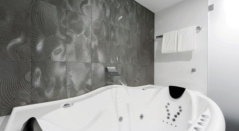 AVENUE HOTEL CANBERRA 28/59