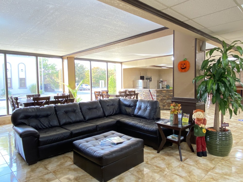 Clarion Inn and Suites Grand Rapids Airport 33/63
