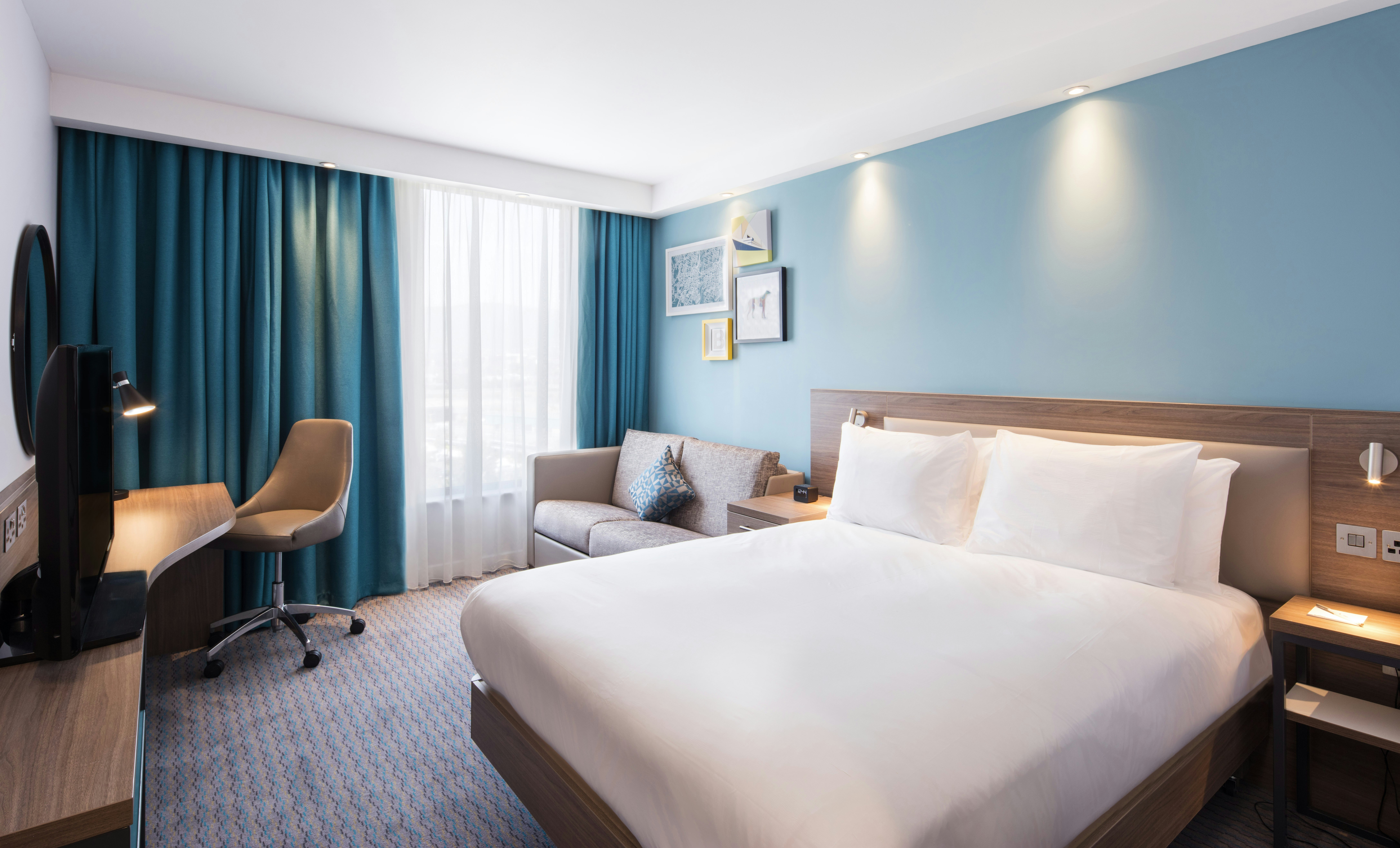 ROOM, QUEEN BED, SOFA