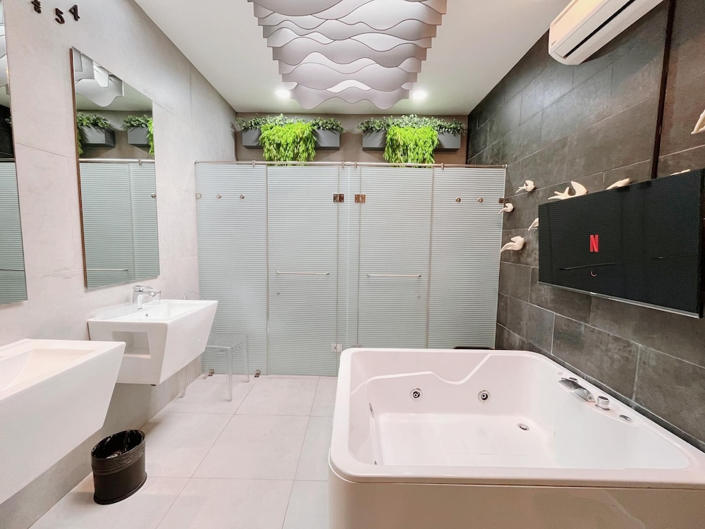 Verse Luxe Hotel Wahid Hasyim 46/50