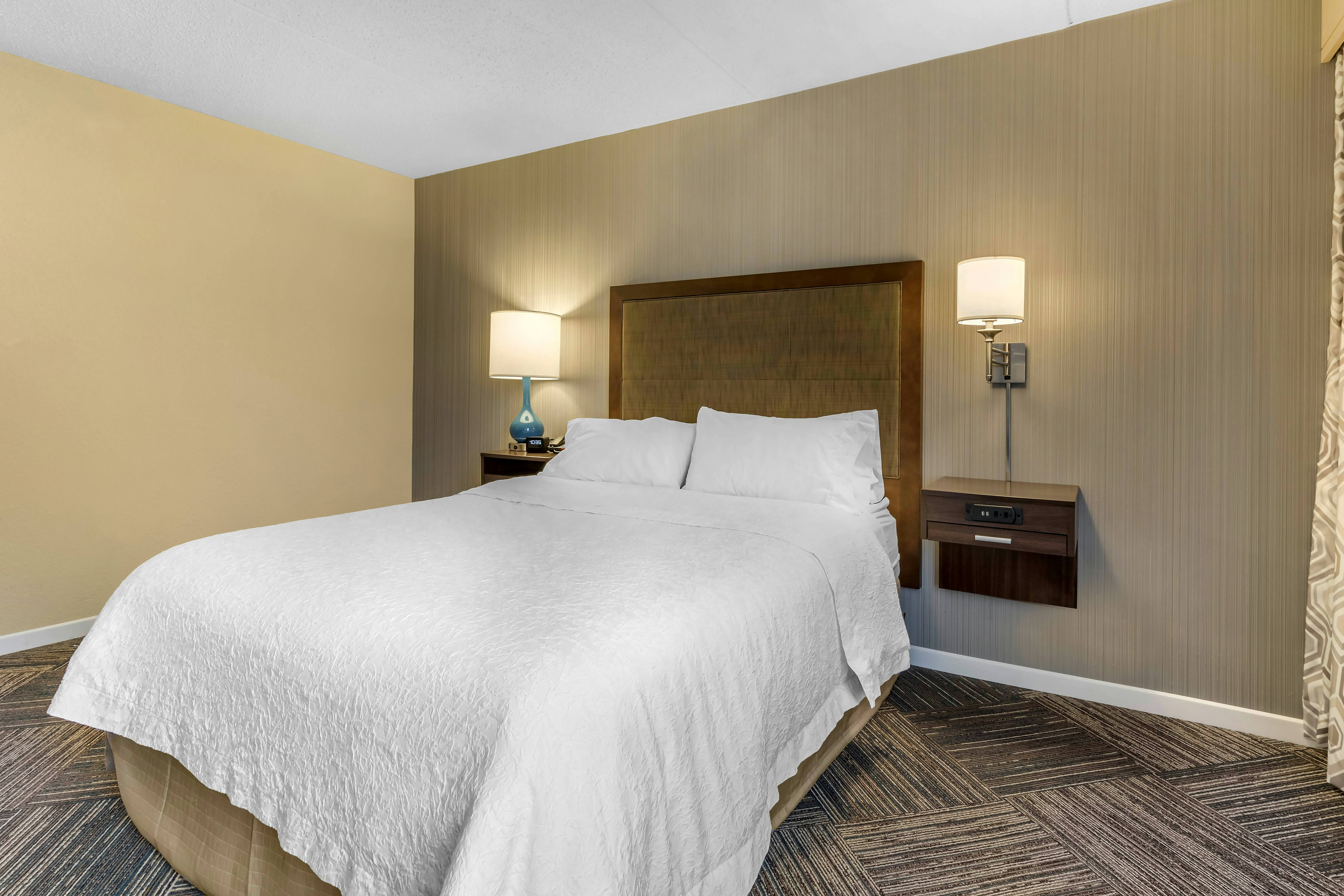 ROOM, QUEEN BED, ACCESSIBLE