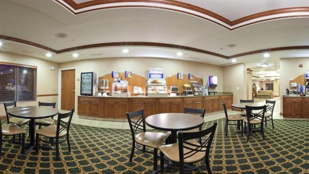 Holiday Inn Express Hotel And Suites Brookings 49/66