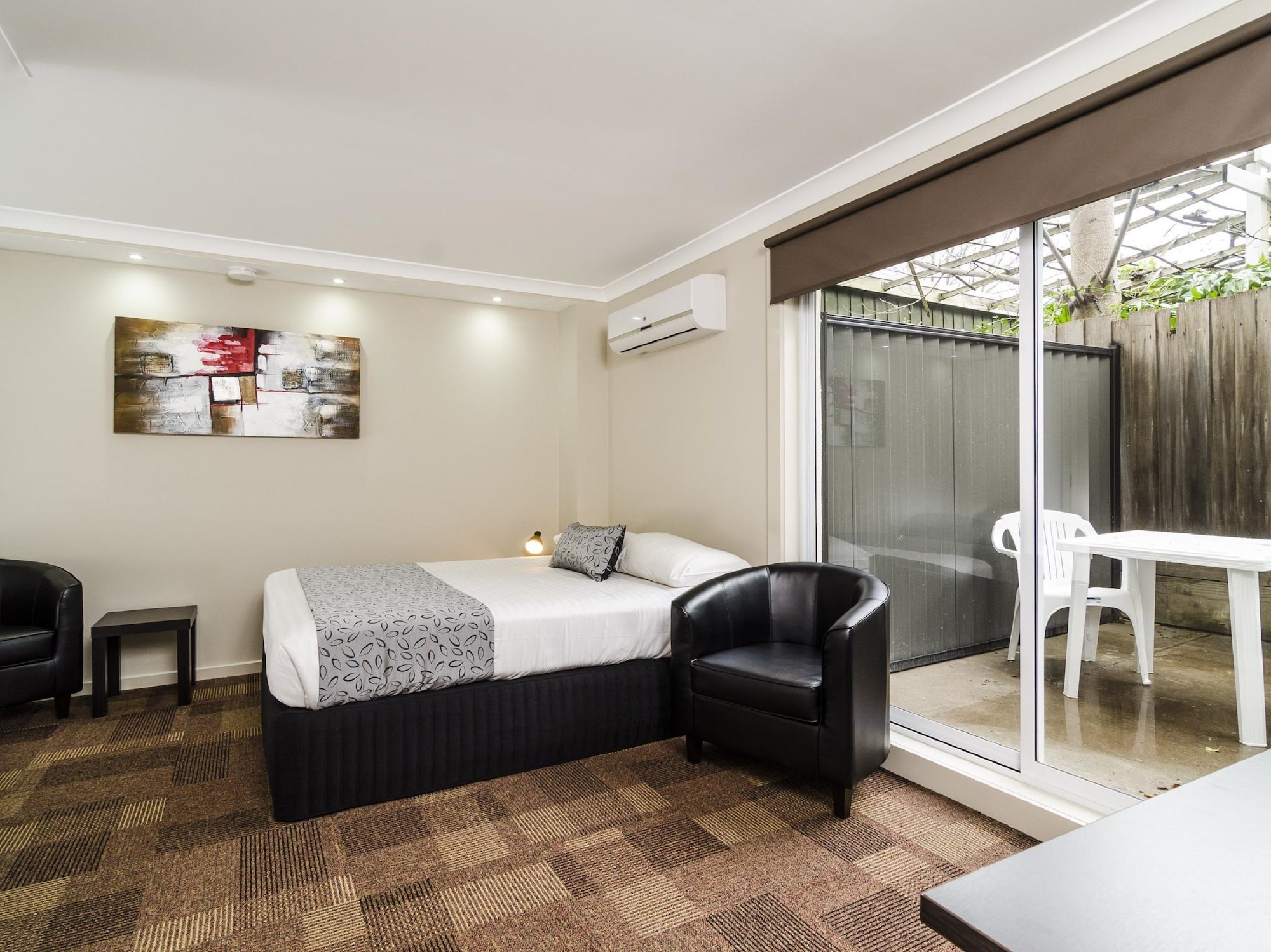 SUPERIOR, QUEEN BED