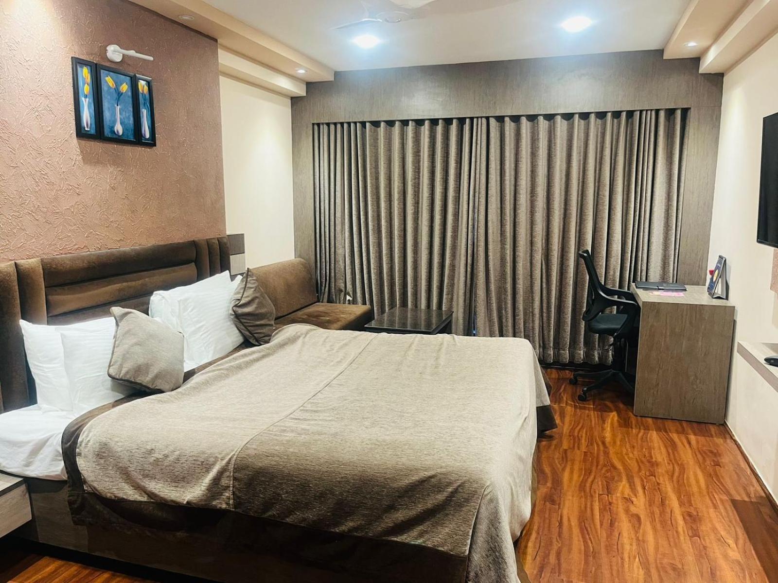 Oyo Premium Paltan Bazar 23/49