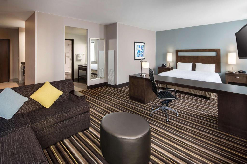 STUDIO, KING BED, CITY VIEW, PELOTON, ACCESSIBLE