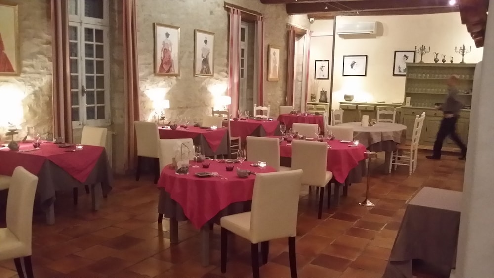 AUBERGE DE TAVEL 25/42
