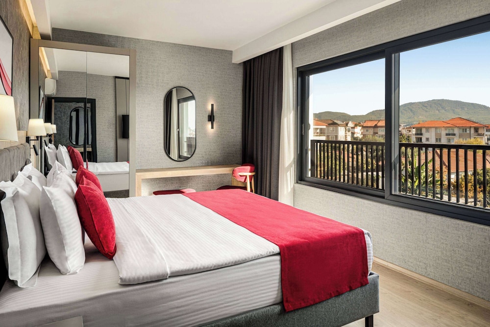 SUITE, FRENCH BED, LAND SIDE, BALCONY