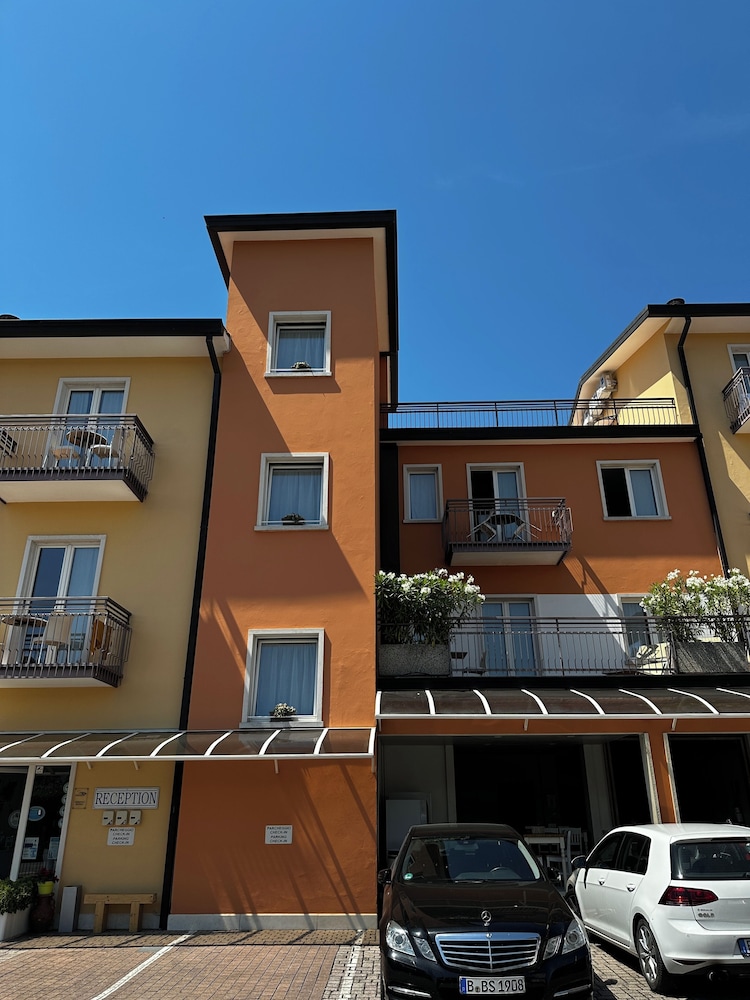 Beatrix Apartments 2/50
