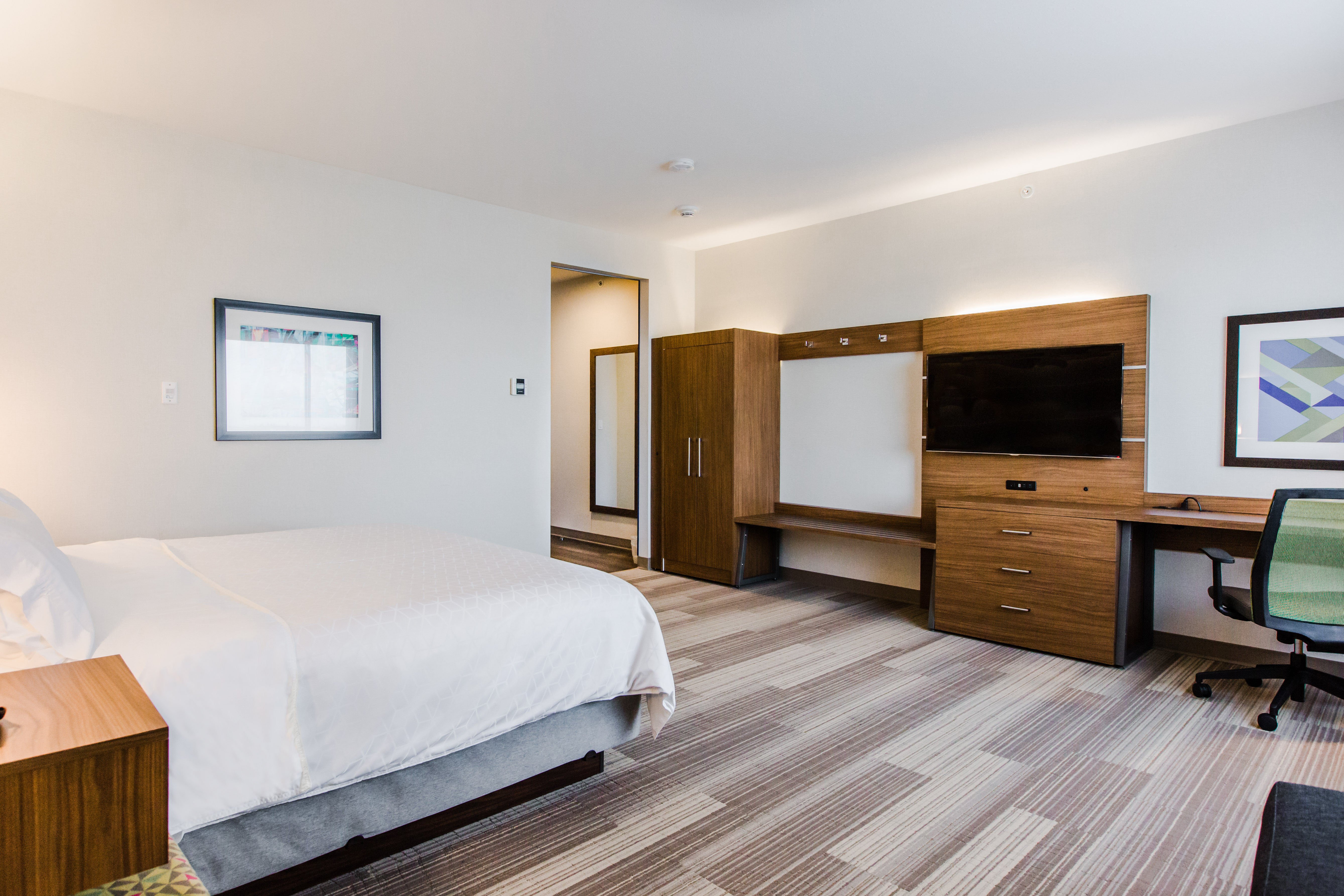 HOLIDAY INN EXPRESS & SUITES WEST EDMONTON-MALL AREA 30/73