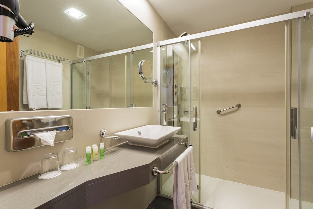 غرفة ديلوكس بإطلالة على البحر مفردة بسريرين منفصلين، Palladium Hotel Cala Llonga - Adults Only 6/7