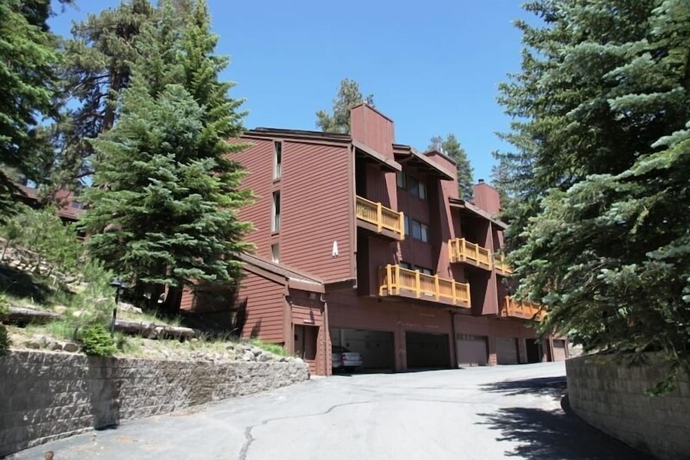 Mammoth Ski &amp; Racquet Club 4/50