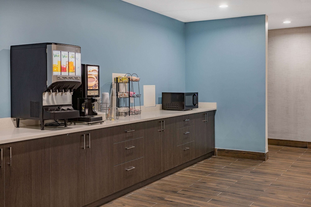 Days Inn by Wyndham Bronx NYC 12/50