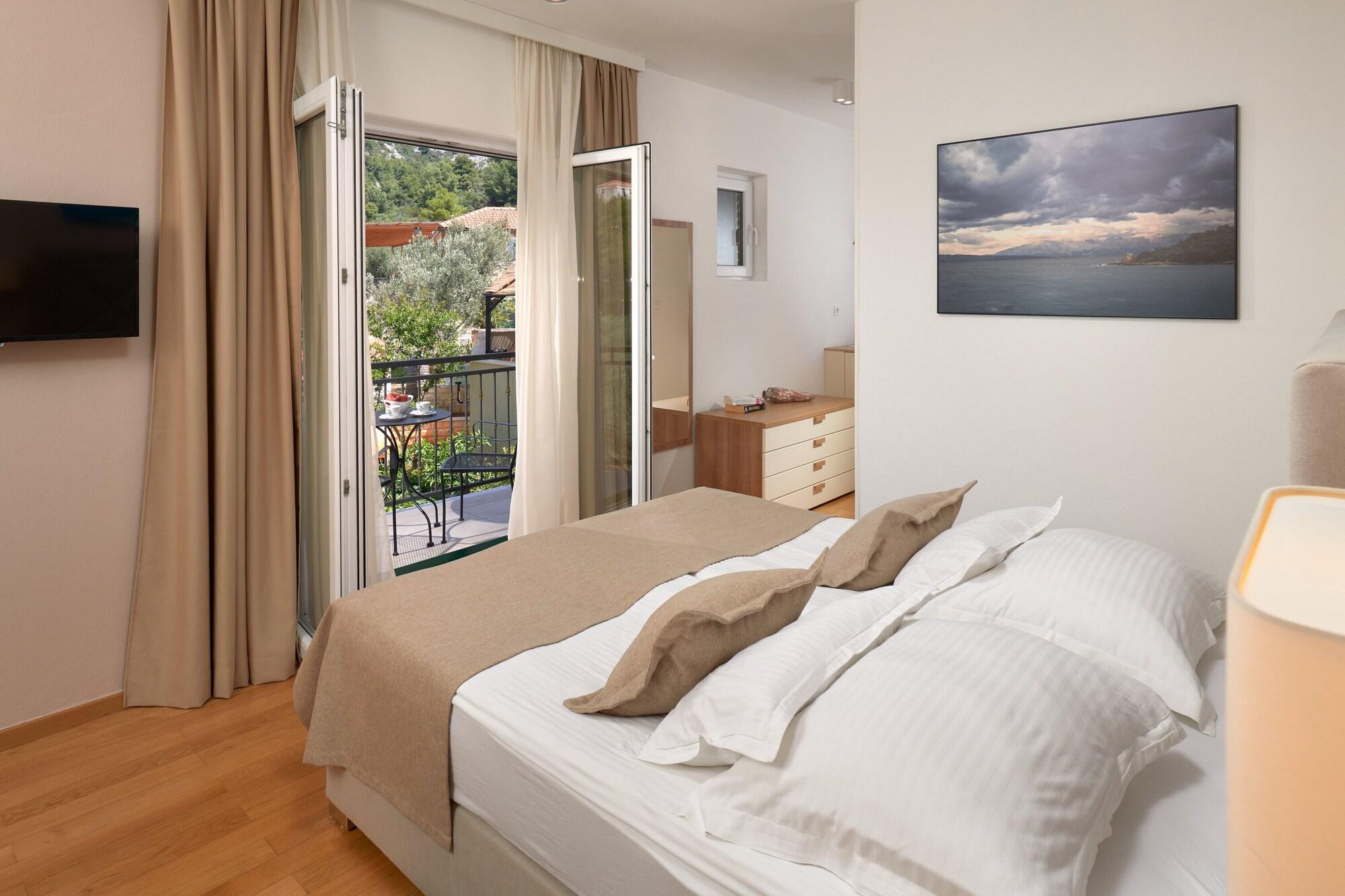 غرفة قياسية بسرير مزدوج بإطلالة على المسبح بشرفة، Hotel Fortuna 5/8
