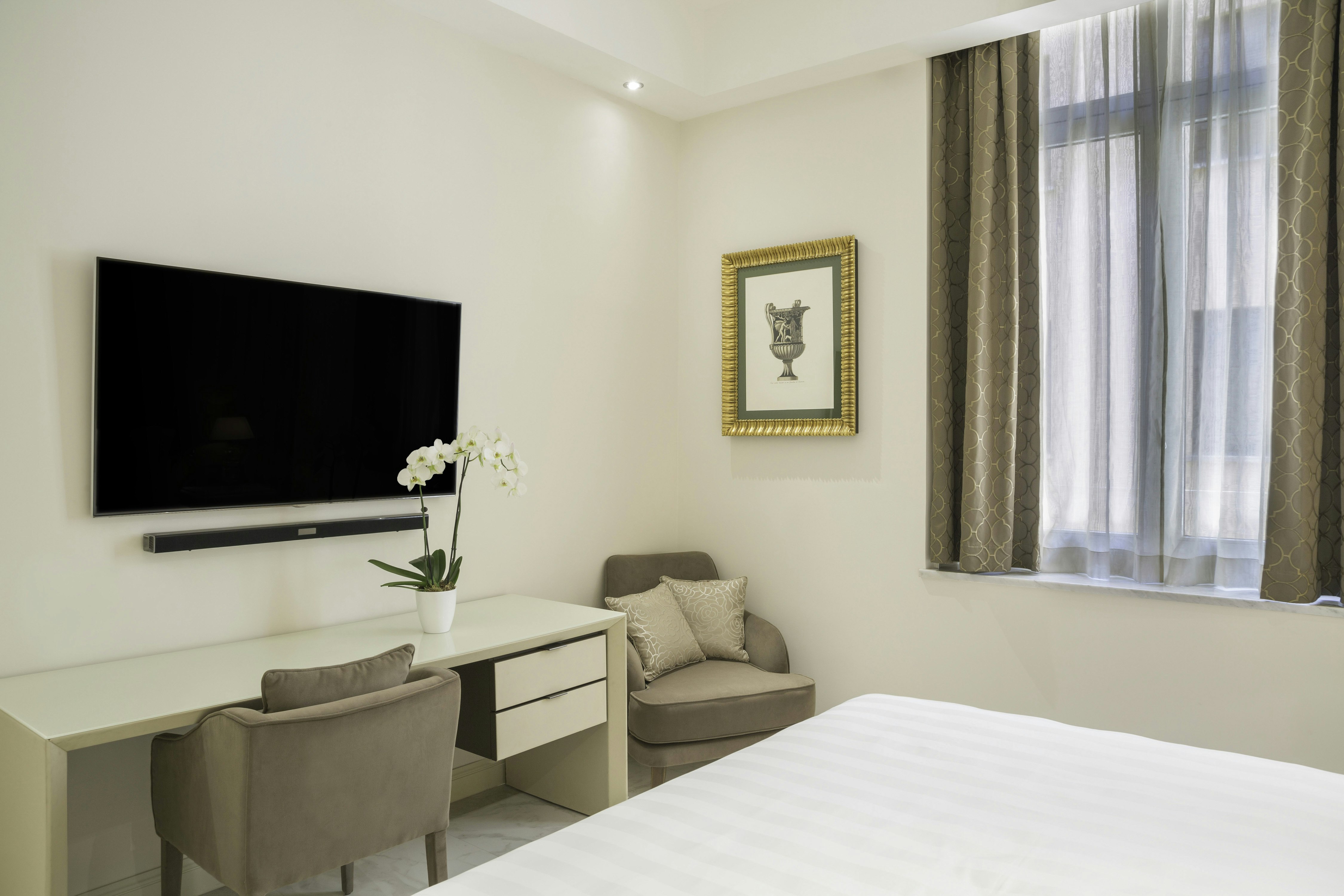 DELUXE, KING BED, ACCESSIBLE