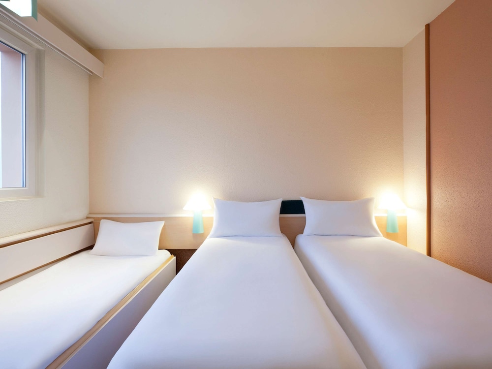 Ibis Tarbes Odos 17/64