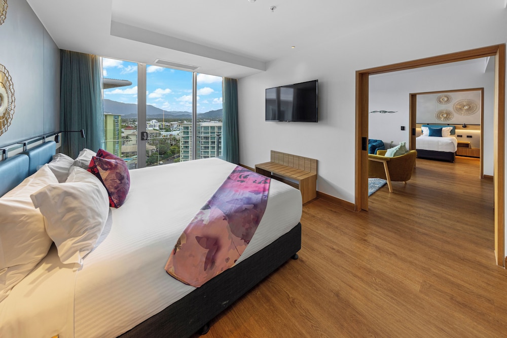 2 Bedrooms, Urban, Suite, King and Twin Beds