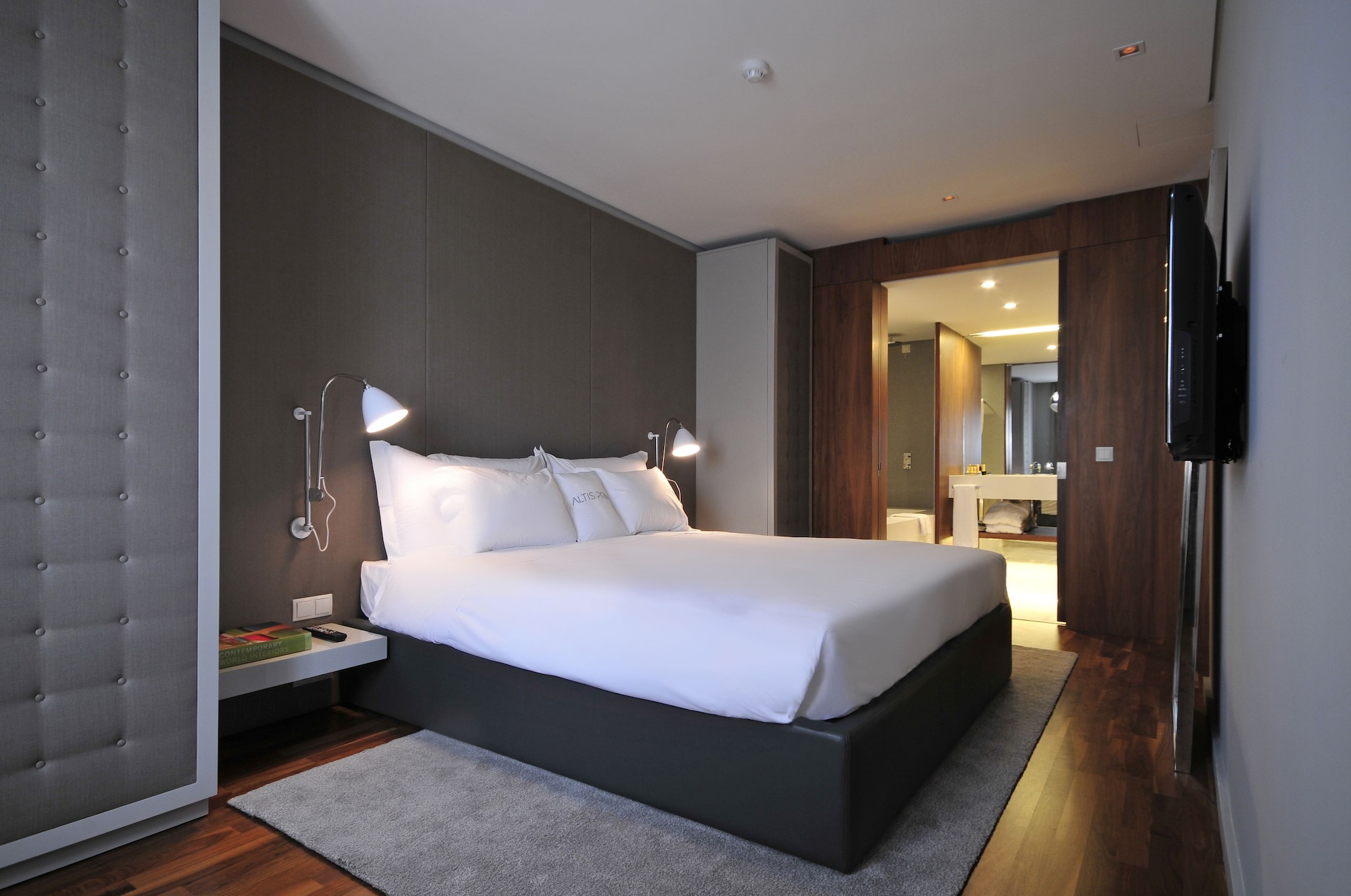 2 BEDROOMS, PREMIUM, SUITE