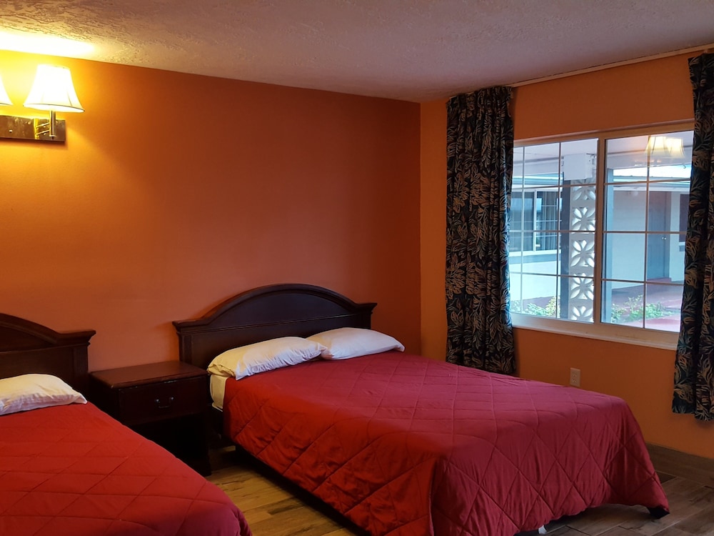 Three Oaks Motel 24/37