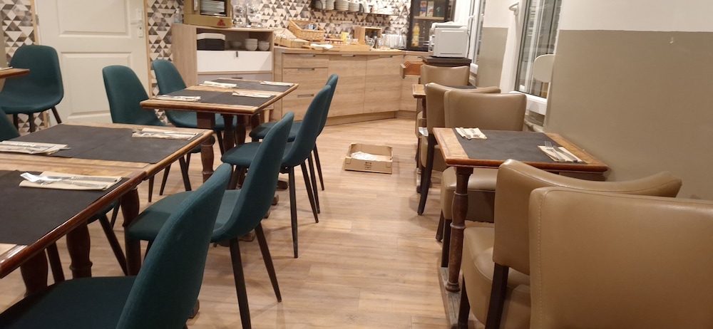 Akena Le Casino Hotel Restaurant 33/50