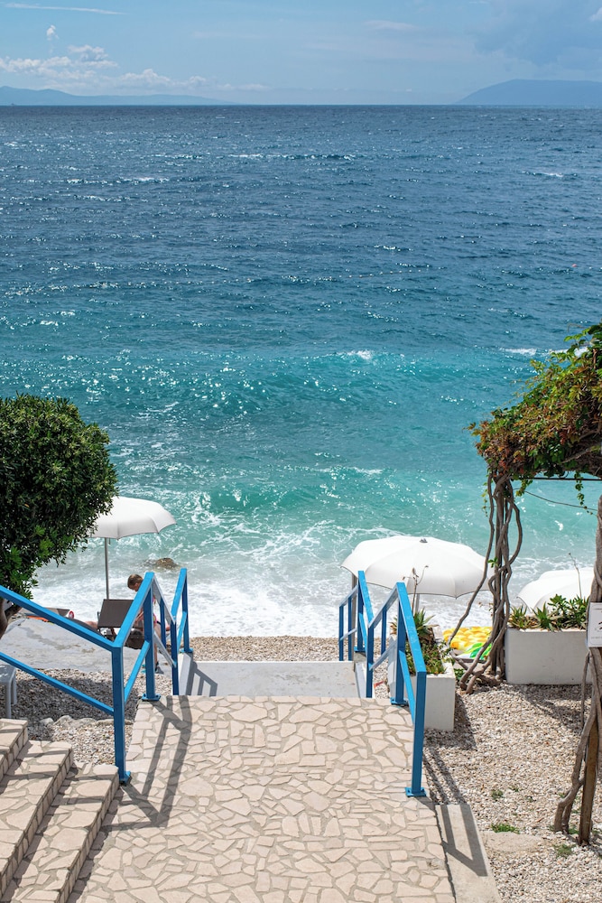 Beach Hotel Croatia 36/50